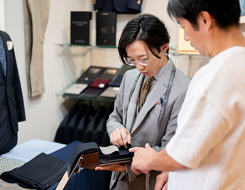 方壁様がお客様の 話を聞いている写真 (ヒアリング・コンサルイメージ)